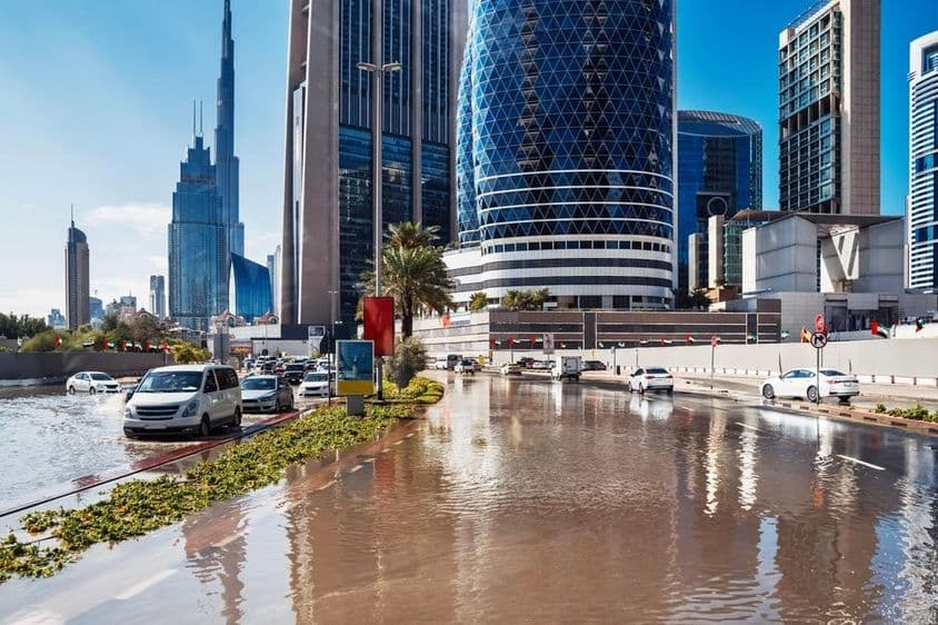 Dubai starker Regen und überflutete Straße.