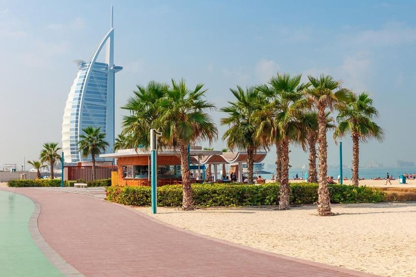 Schöner Strand mit Palmen in Dubai.