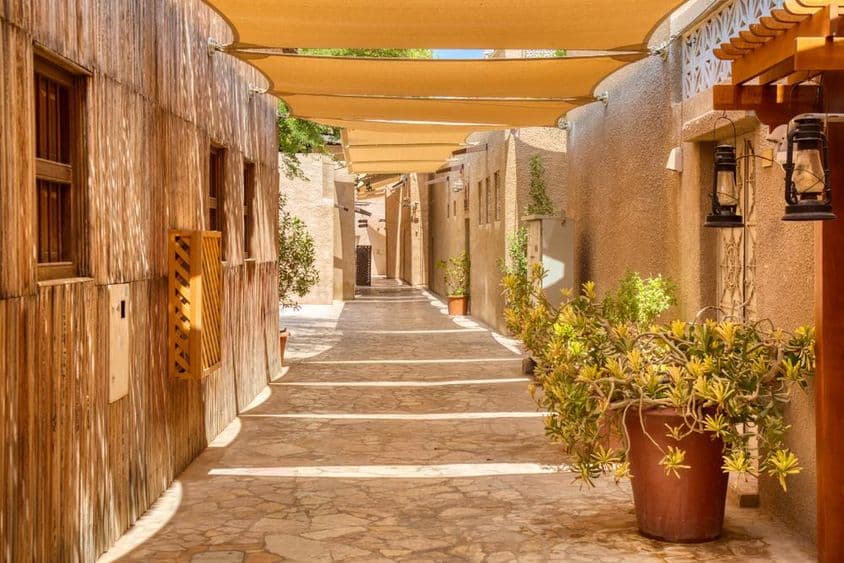 Traditionelle arabische Straßen in der Altstadt von Dubai im historischen Viertel Al Fahidi.