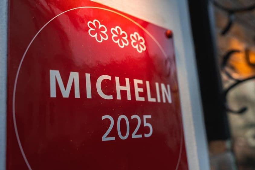 Eine rote, dreifache Michelin-Gedenktafel 2025.