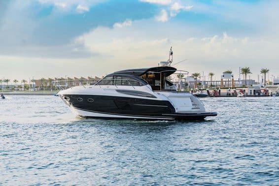 Eine Luxusyacht segelt in Dubai in der Nähe des Hafens.