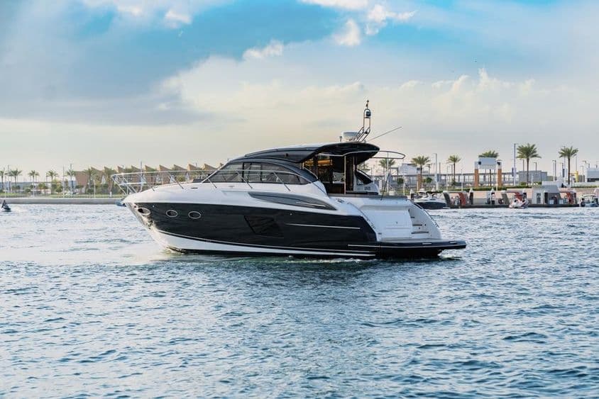 Eine Luxusyacht segelt in Dubai in der Nähe des Hafens.