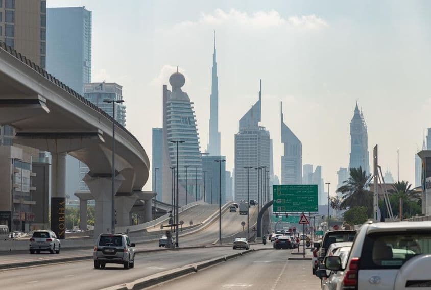 Auf der Sheikh Khalifa Bin Zayed Road mit Blick auf die Wolkenkratzer im Trade Centre District.