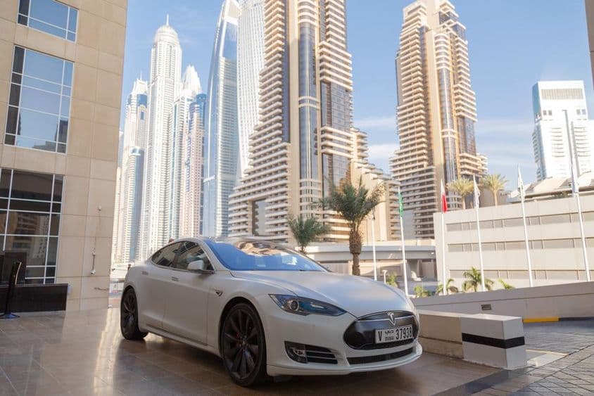 Elektrisches Tesla-Auto auf den Straßen von Dubai.