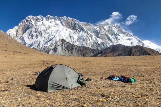 Ansicht des Lhotse-Berges und der südlichen Felswand von Nuptse auf dem Weg zum Basislager des Mount Everest.