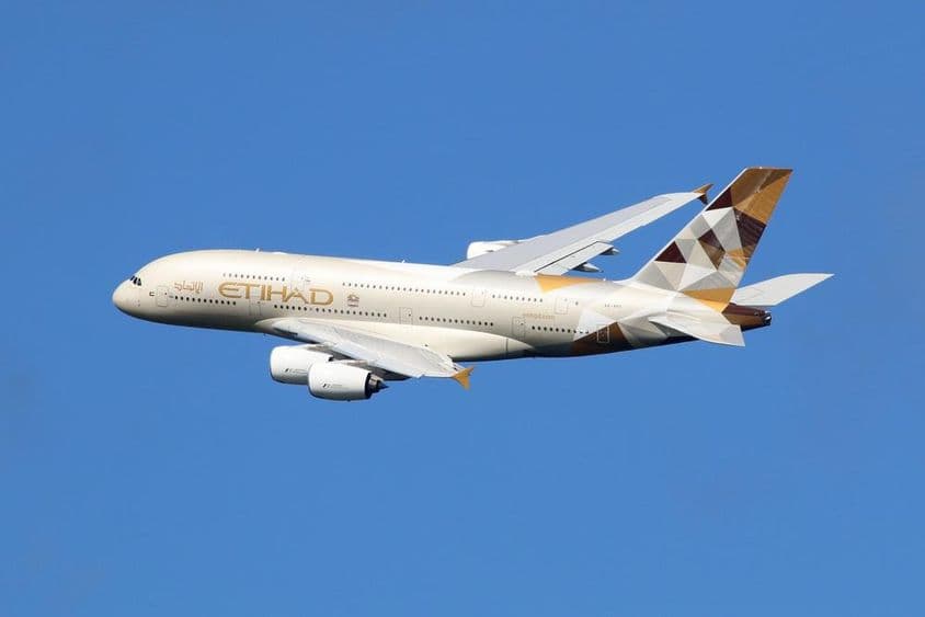 Ein Etihad Airways Airbus A380-Flugzeug im Flug.