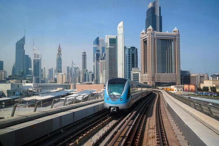 Stadtansicht von einer Metrolinie zwischen Wolkenkratzern in Dubai.