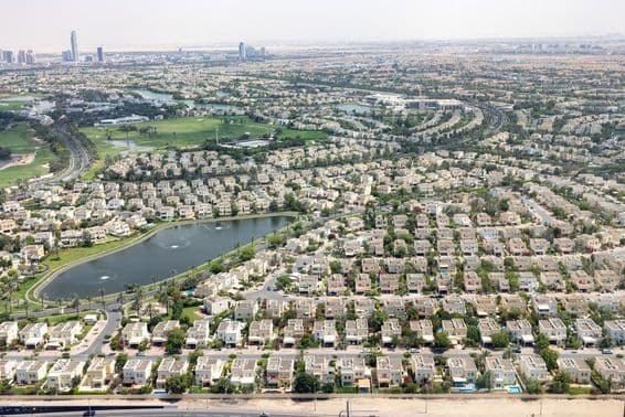 Emirates Hills Dubai mit Gemeinschaftshäusern, See und Grünflächen.