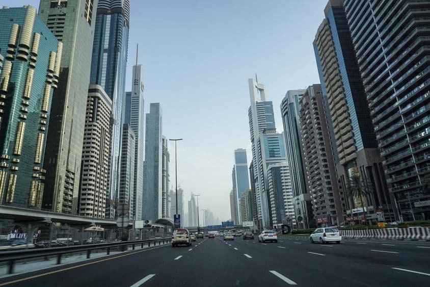 Sheikh Zayed Road Dubai vor Sonnenuntergang.