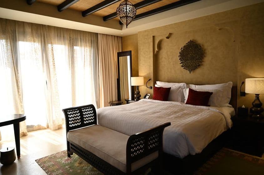 Abu Dhabi, Vereinigte Arabische Emirate, Wohnung mit Couch.