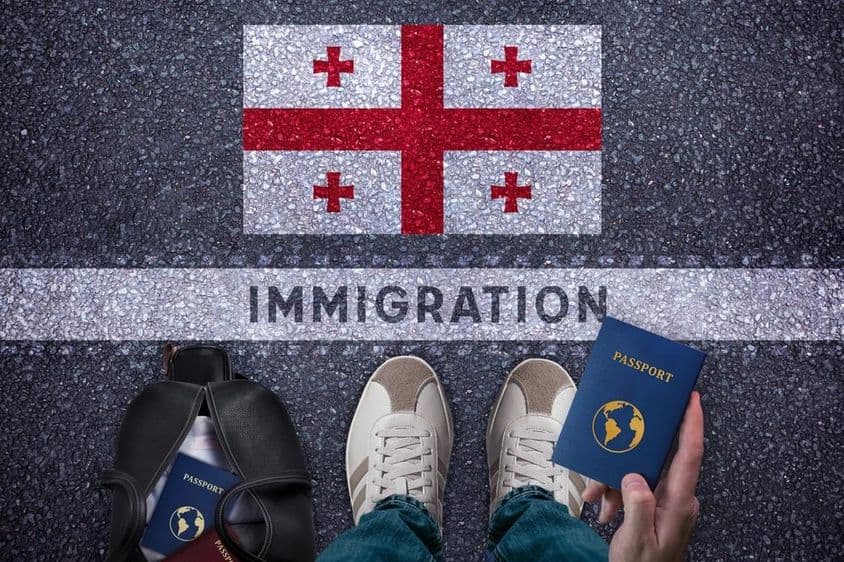 Reise nach Georgien mit einer Tasche und einem Reisepass