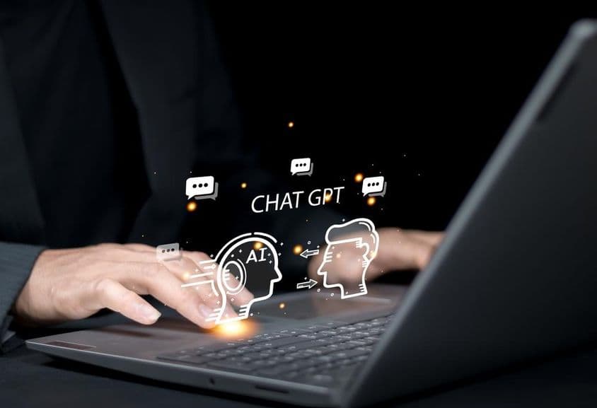 Geschäftsmann im Gespräch mit einem von OpenAI entwickelten KI-Chatbot.