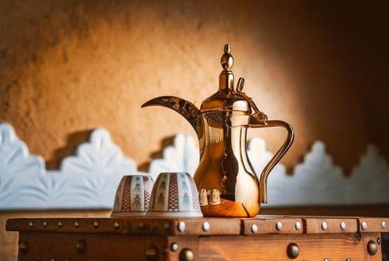 Traditioneller arabischer Kaffeekrug. Saudi-Kaffee Dallah.