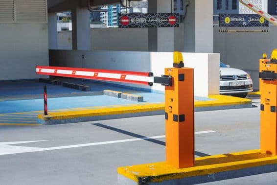 Dubai Einlasssystem regelt automatische Schranken zum Stadtparkplatz.