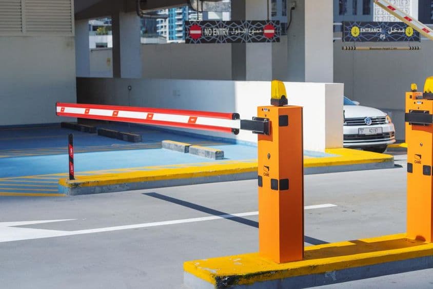 Dubai Einlasssystem regelt automatische Schranken zum Stadtparkplatz.