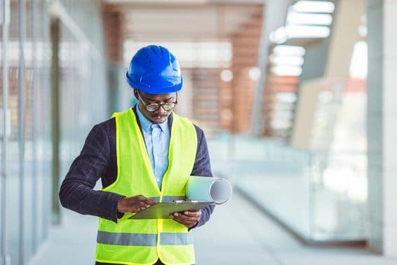 Junge Bauingenieurin analysiert Papierstatistiken.