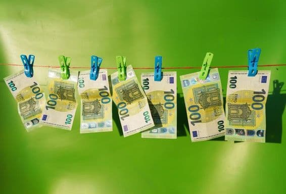 100-Euro-Scheine, die auf einer Wäscheleine trocknen.