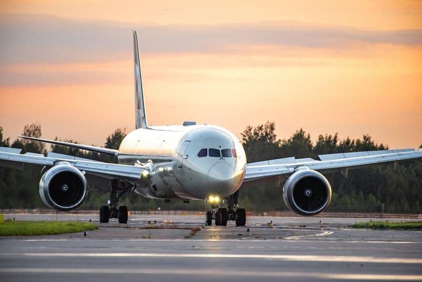 Etihad Airways Boeing 787-8 Dreamliner rollt auf der Startbahn.