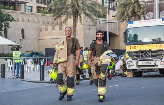 Feuerwehrleute in Dubai löschen erfolgreich eingedämmten Brand.