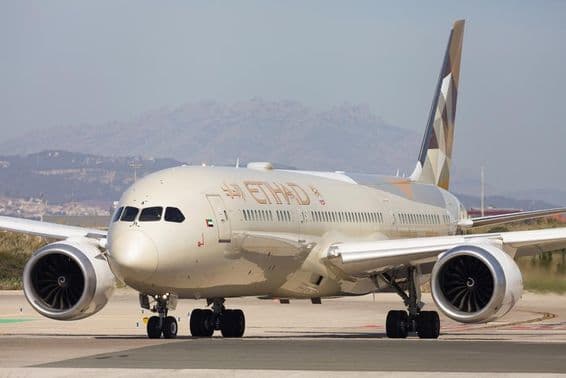 Etihad Airways Boeing 787-9 Dreamliner rollt am Flughafen El Prat.