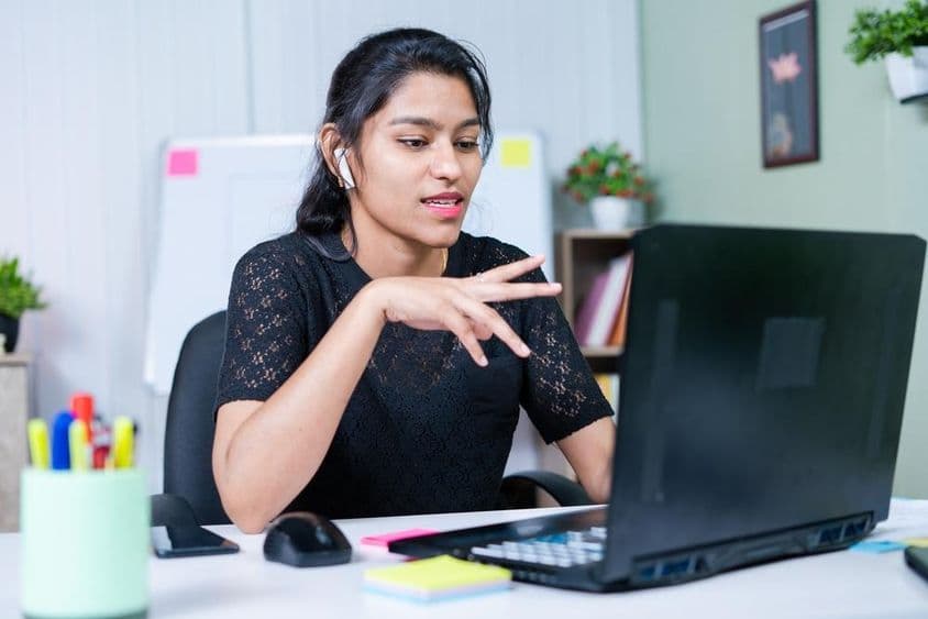 Junge indische Geschäftsfrau überzeugt einen Kunden über einen Videoanruf von einem Projekt.