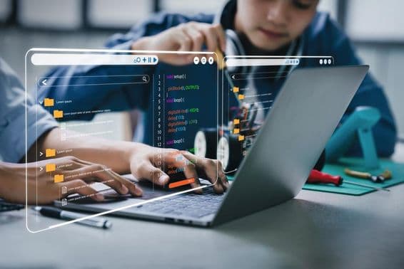 Asiatische Teenager, die an Hausaufgaben zu Roboterarmen und Roboterautos arbeiten.