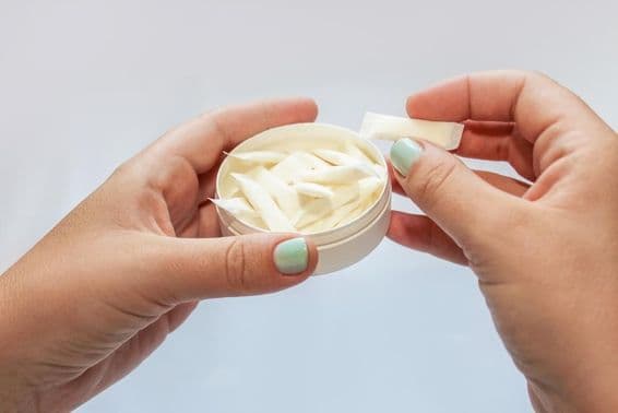 Snus-Beutel, Nikotinpflaster in Händen.