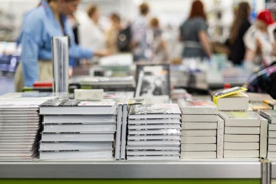 Besucher interessiert an Büchern, XIX Internationaler Buchsalon.
