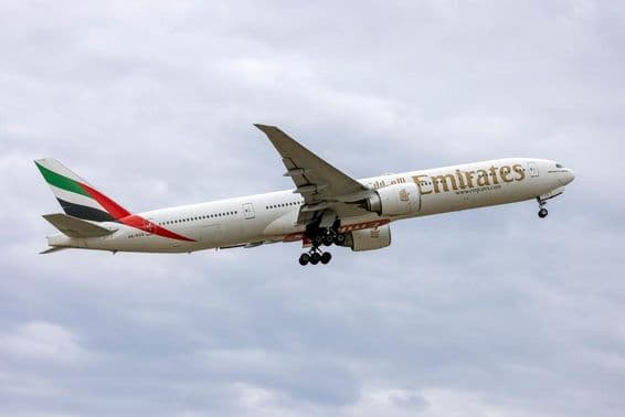 Emirates Boeing 777-31H-ER (REG: A6-EGQ) hebt ab.
