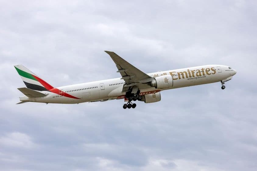 Emirates Boeing 777-31H-ER (REG: A6-EGQ) hebt ab.