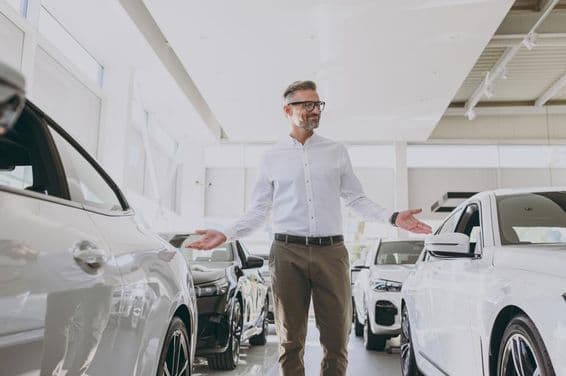 Selbstbewusster vermögender Erwachsener beim Einkaufen in einem klassischen Hemd.