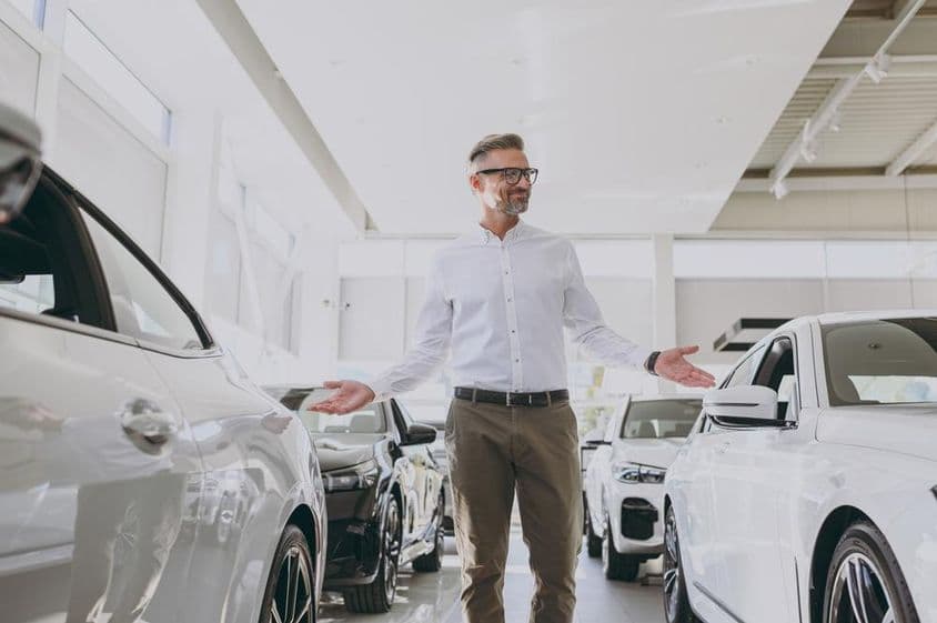 Selbstbewusster vermögender Erwachsener beim Einkaufen in einem klassischen Hemd.