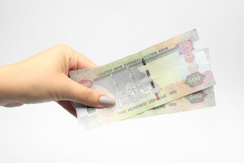 500 AED Währung in einer Frauenhand.