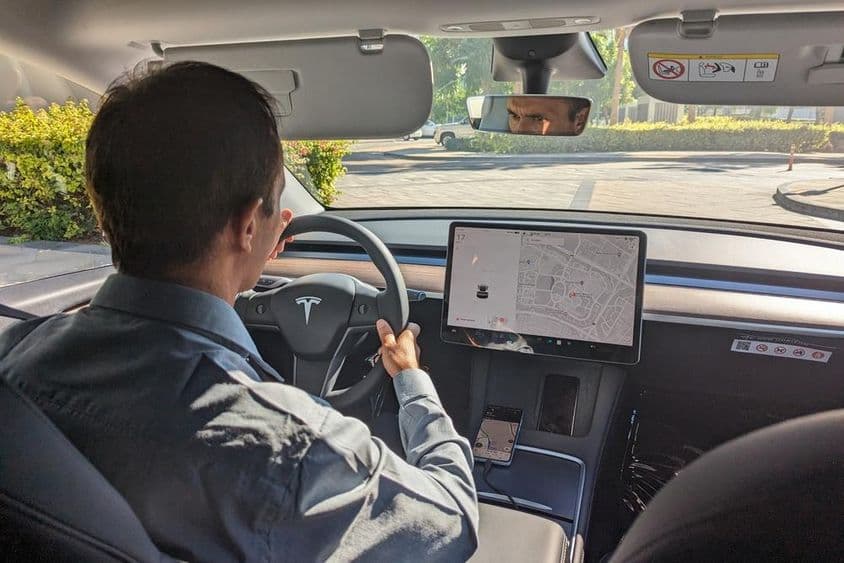 Dubai-Fahrer fährt ein Tesla-Auto auf einer Stadtstraße.