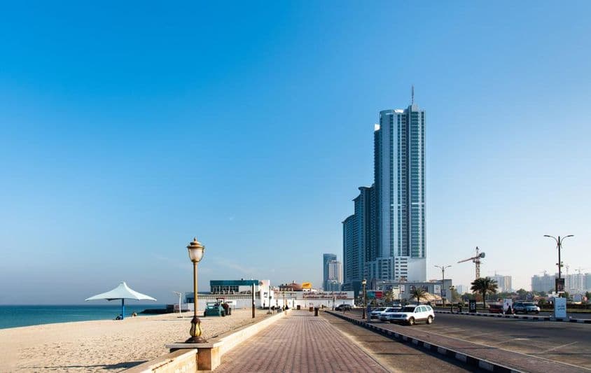 Die wunderschöne Küste von Ajman Corniche Beach.