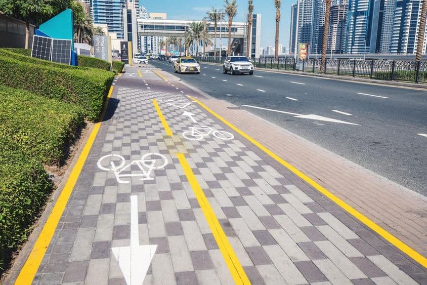 Dubai, Vereinigte Arabische Emirate: Weiß markierter Radweg auf dem Gehweg.