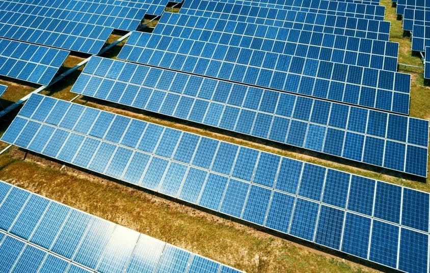 Solarpanel-Feld, das saubere Energie erzeugt.