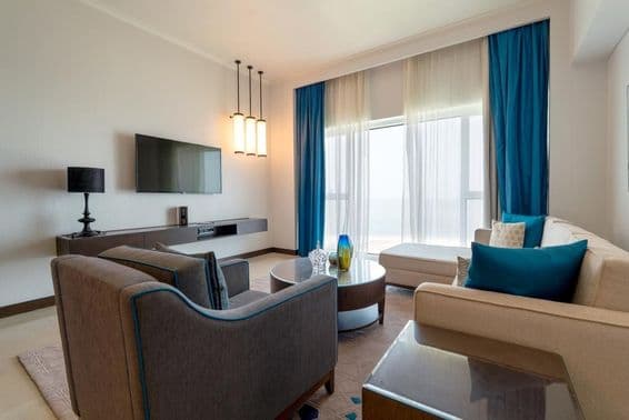 VAE, Abu Dhabi, modernes Interieur eines Wohnzimmers.