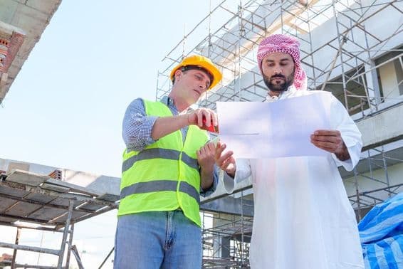 Arabischer Geschäftsmann untersucht einen Bauplan im Bauwesen.