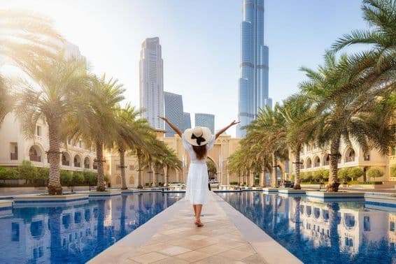 Eine weibliche Touristin spaziert während ihres Urlaubs durch die Straßen von Dubai, VAE.