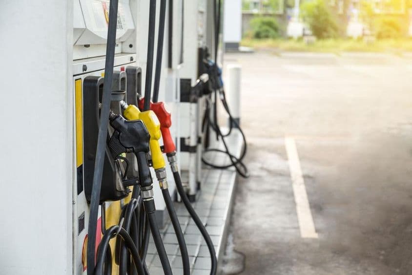 Zapfsäulen an einer Tankstelle.