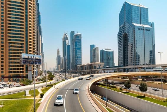 Blick auf die Sheikh Zayed Road mit Wolkenkratzern.
