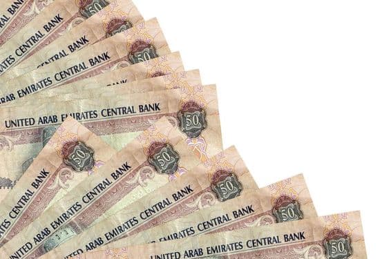 50 Emiratische Dirham-Banknote liegt auf einem Tisch.