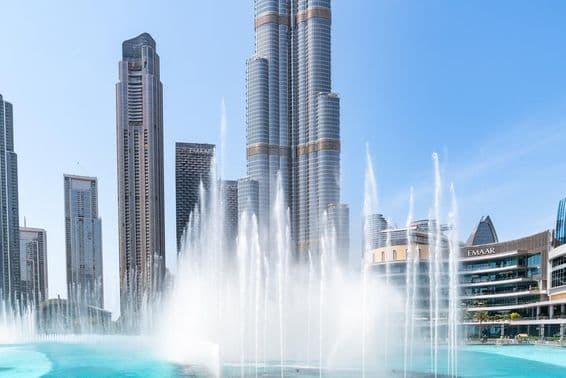 Blick auf den Dubai Fountain und den großen Wolkenkratzer, Burj Khalifa.