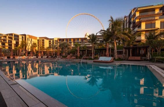 Pool im Caesars Palace Bluewaters Hotel in Dubai.