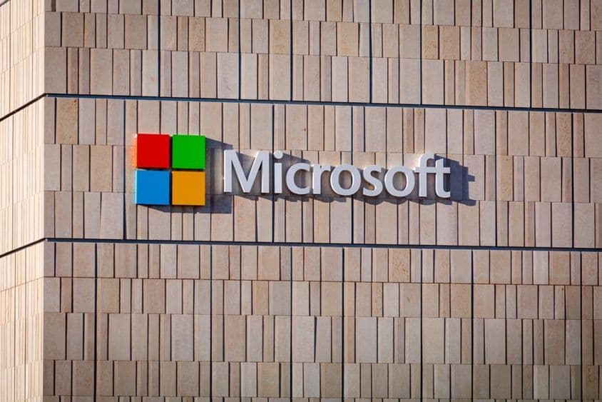 Microsoft-Schild auf einem Gebäude am Silicon Valley Campus.