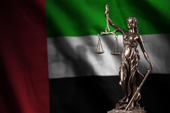 Die Flagge der Vereinigten Arabischen Emirate mit einer Statue der Justitia.