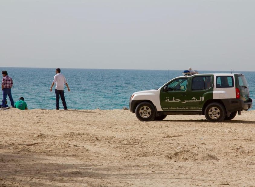 Ein Polizeigeländewagen am Jumeirah-Strand.