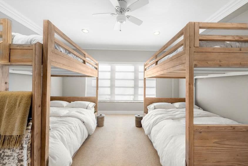 Zimmer mit Etagenbett.