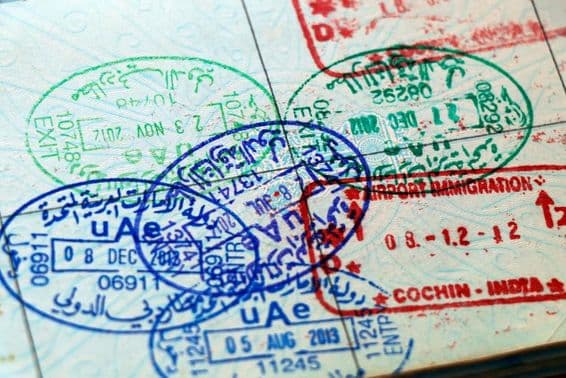 Offizielle VAE- und indische Stempel auf einer Passseite.